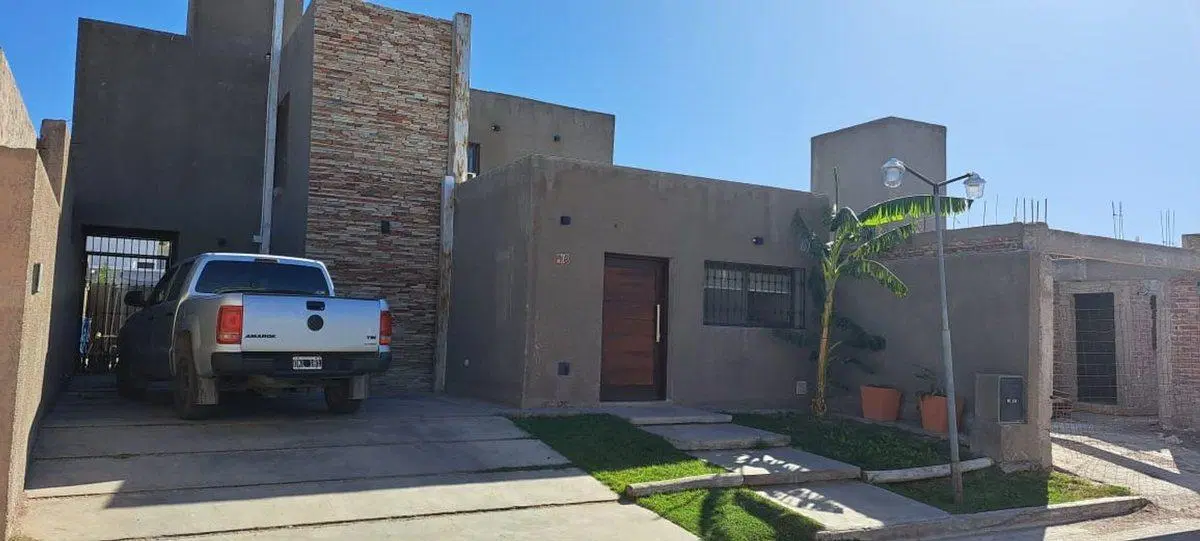 CASA DE 3 HAB. B° NATANIA RESIDENCIAL II.RIVADAVIA 5