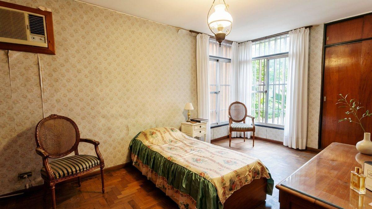 VENTA GRAN CASA EN AV LIBERTADOR Y ALVEAR. CAPITAL