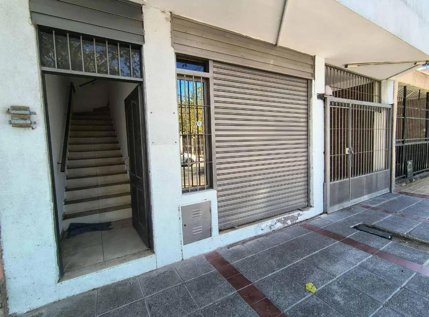 Complejo con Local Comercial, Casa y Departamentos 4