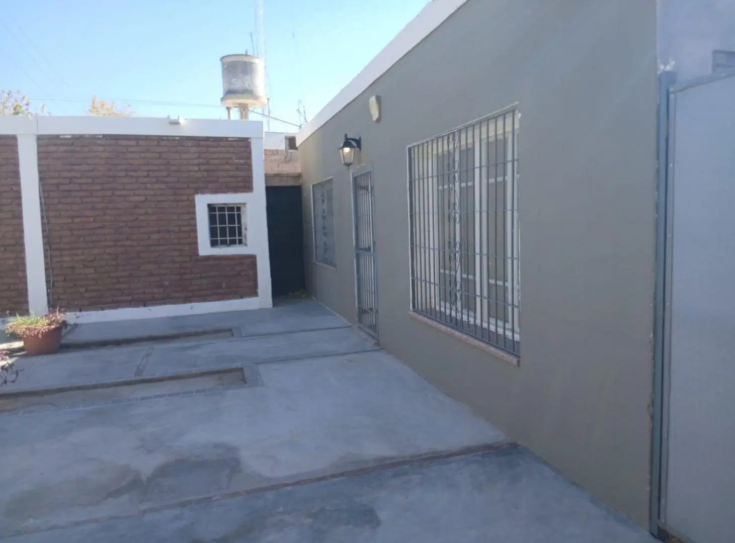ALQUILER CASA SOBRE AV BENAVIDEZ. CHIMBAS 2