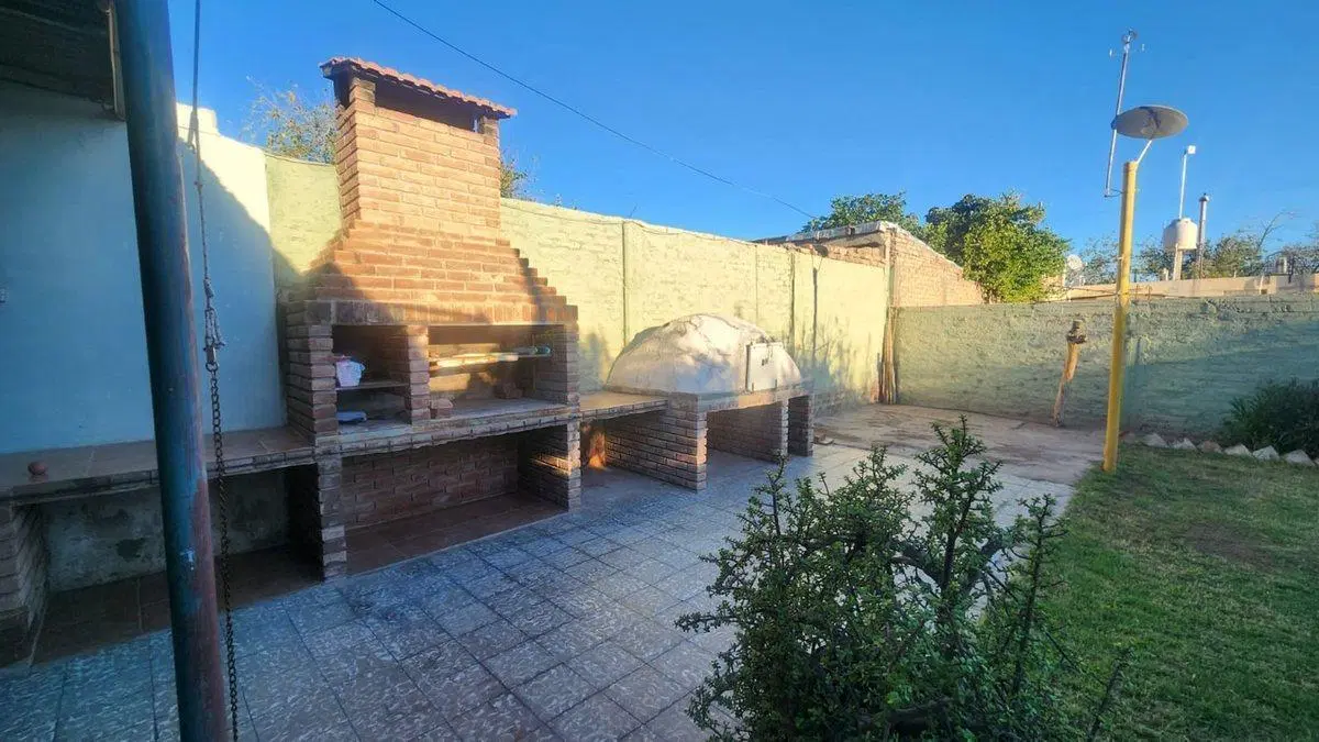 CASA DE 3 DORMITORIOS. B° LAS VIÑAS, SANTA LUCÍA 4