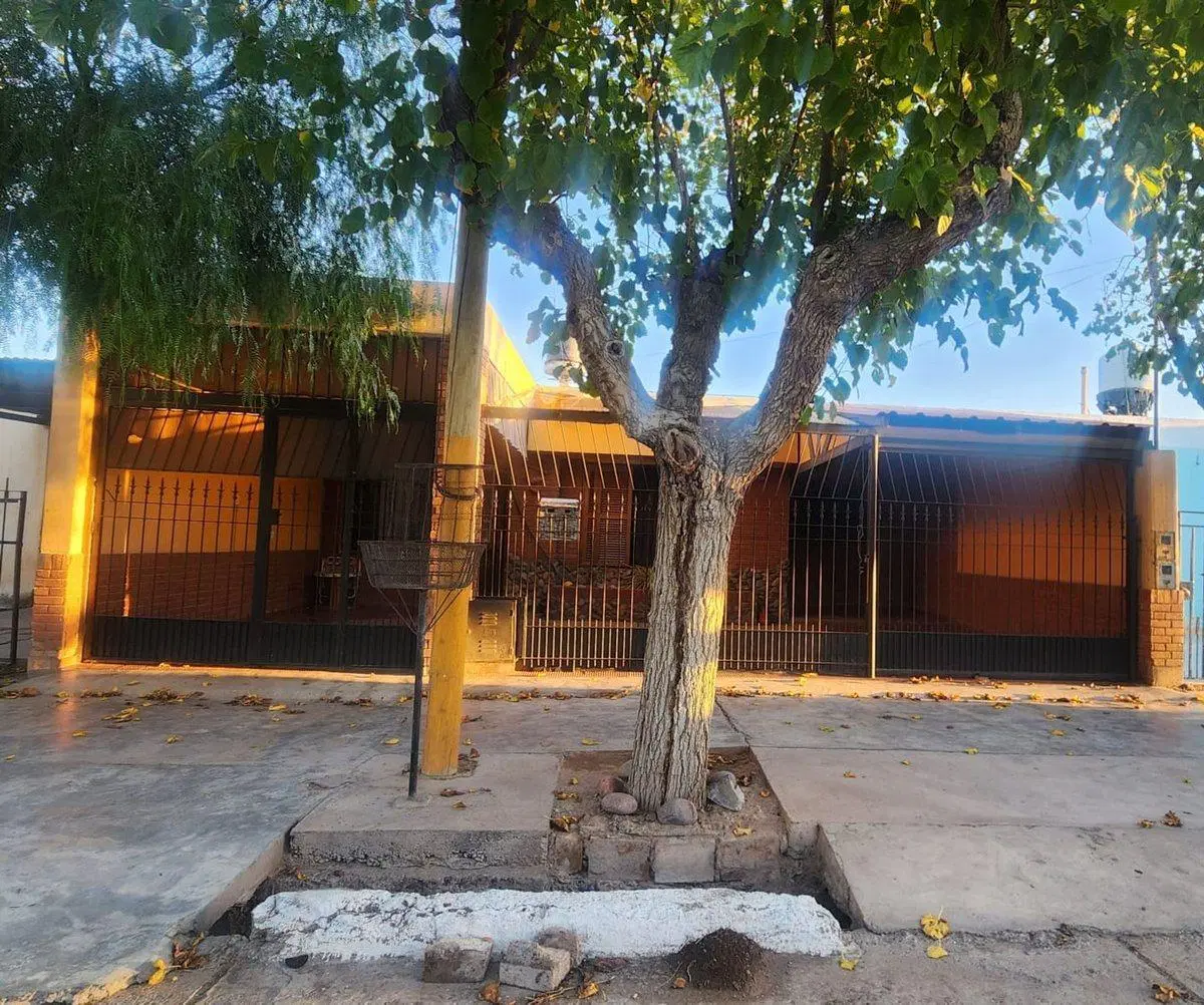 CASA DE 3 DORMITORIOS. B° LAS VIÑAS, SANTA LUCÍA 5