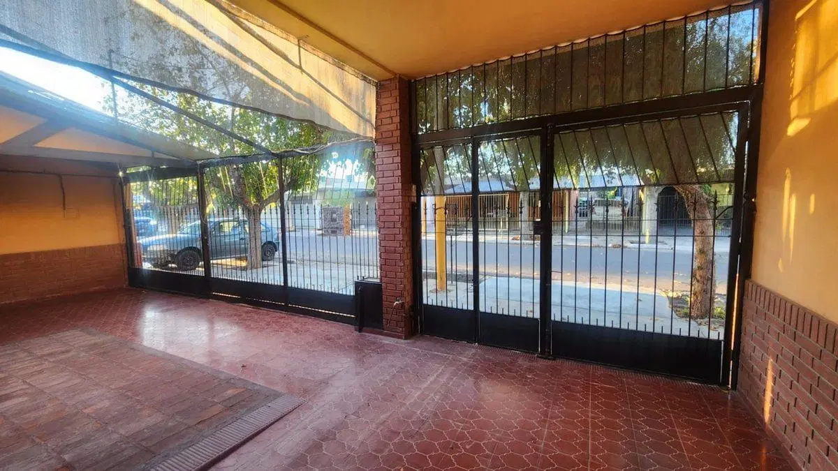 CASA DE 3 DORMITORIOS. B° LAS VIÑAS, SANTA LUCÍA 2