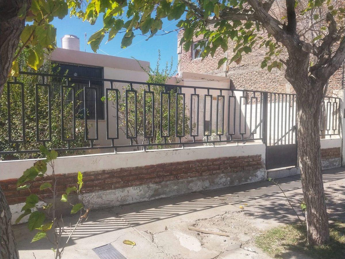 CASA CON DEPARTAMENTO. B° SANTA CRUZ, CHIMBAS