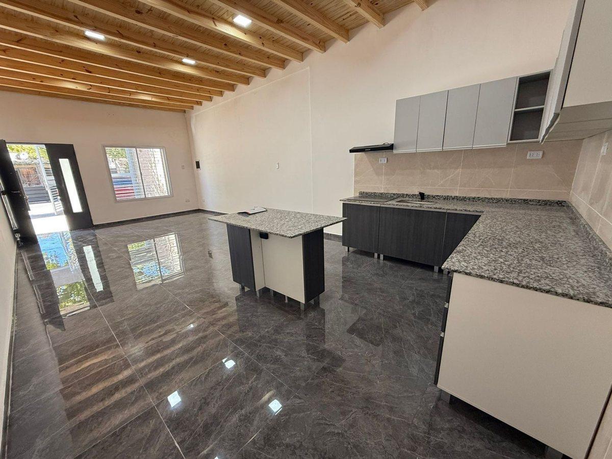 CASA DE 3 HABITACIONES, 2 BAÑOS. CAPITAL