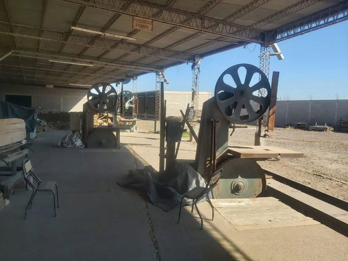 Predio industrial con galpones sobre Ruta 40 8