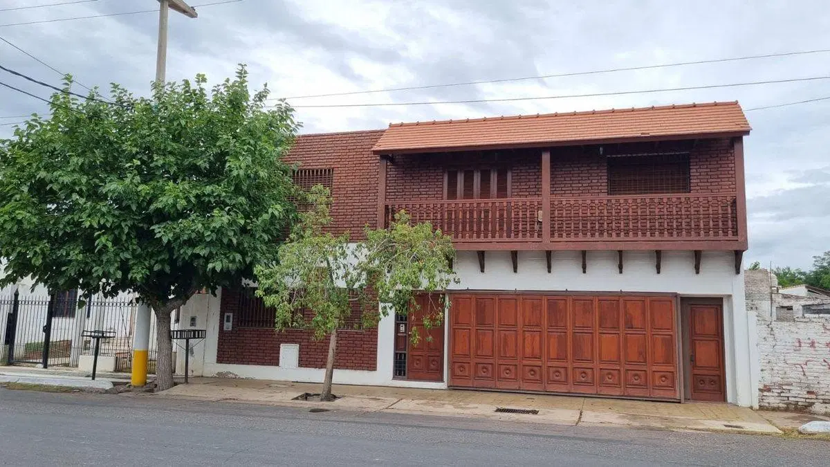 Casa de dos plantas, mas departamento. Rawson 4