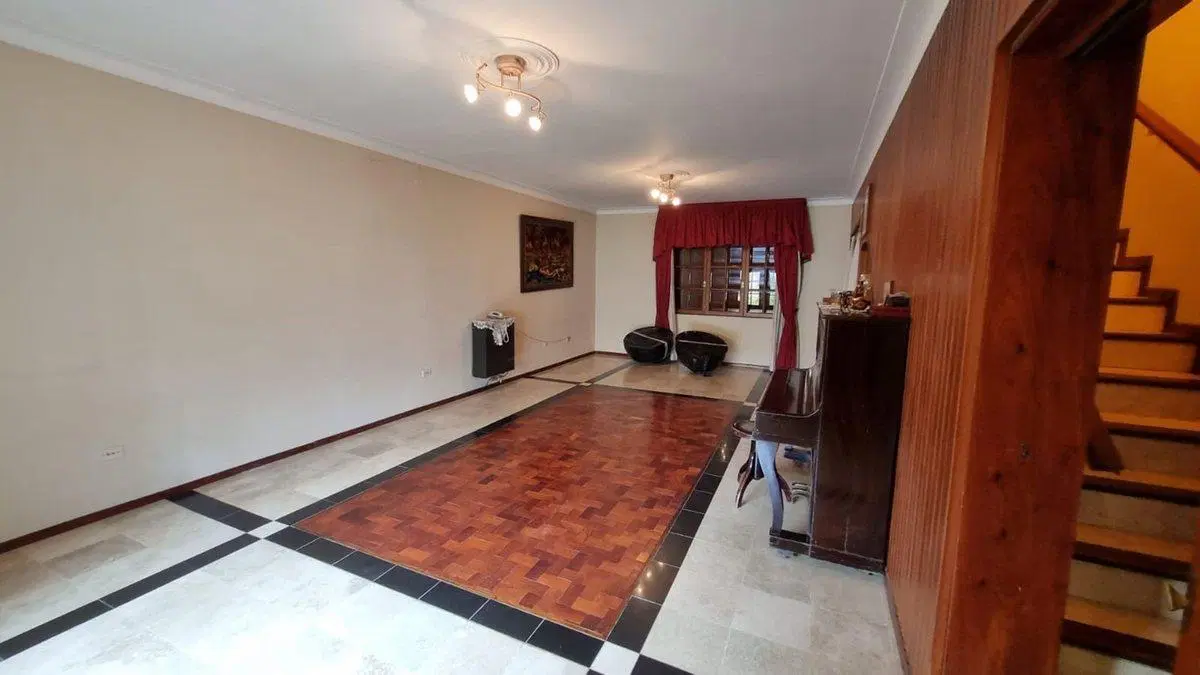 Casa de dos plantas, mas departamento. Rawson 5
