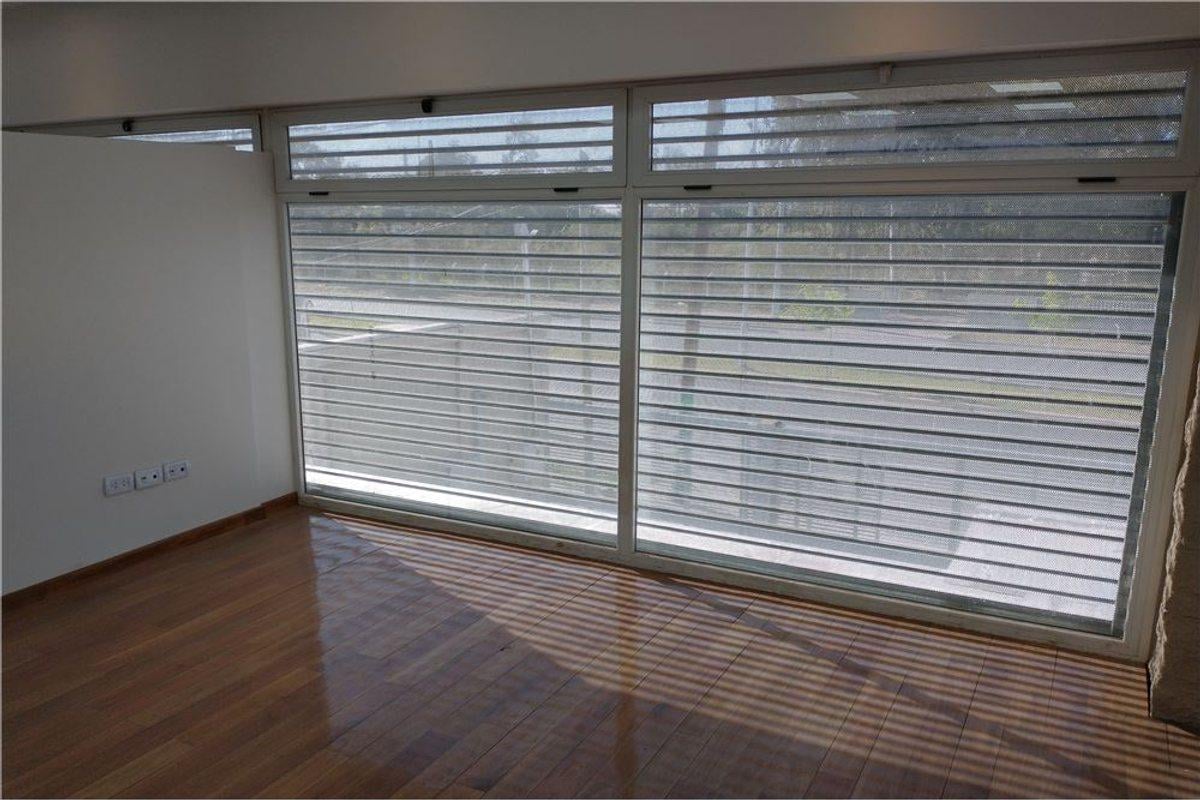 Nave Industrial con Oficinas y Showroom, Rivadavia