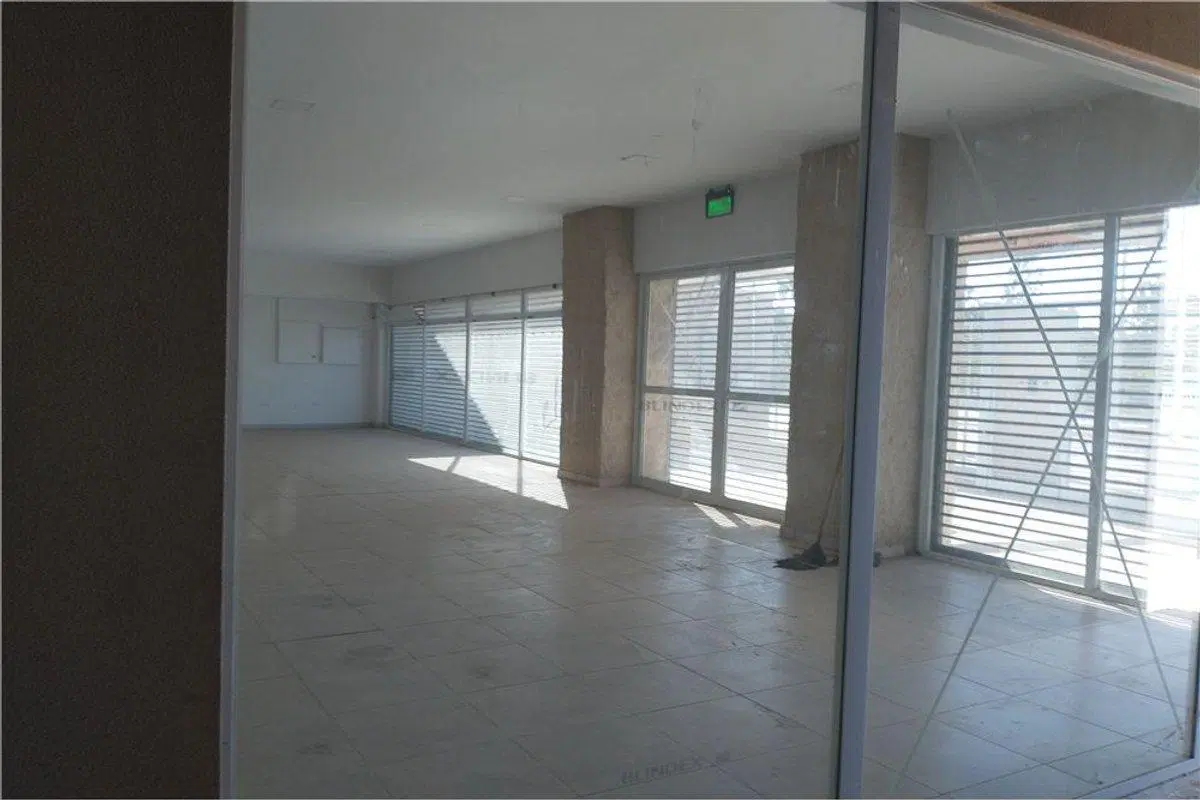 Nave Industrial con Oficinas y Showroom, Rivadavia 4