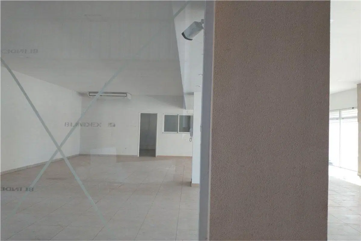 Nave Industrial con Oficinas y Showroom, Rivadavia 2