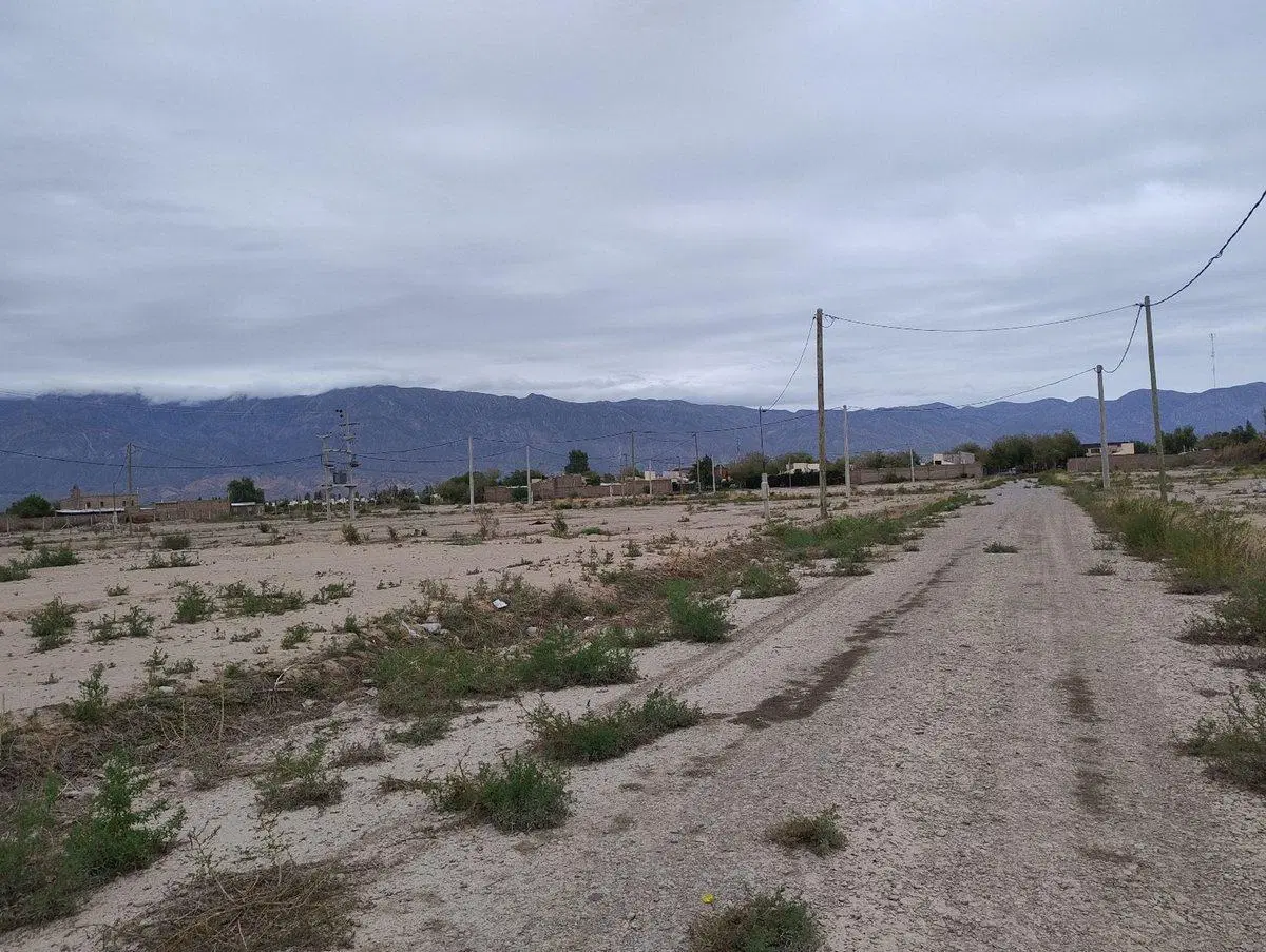 LOTES DE 300M2,SOBRE CALLE MENDOZA Y 11. POCITO 5