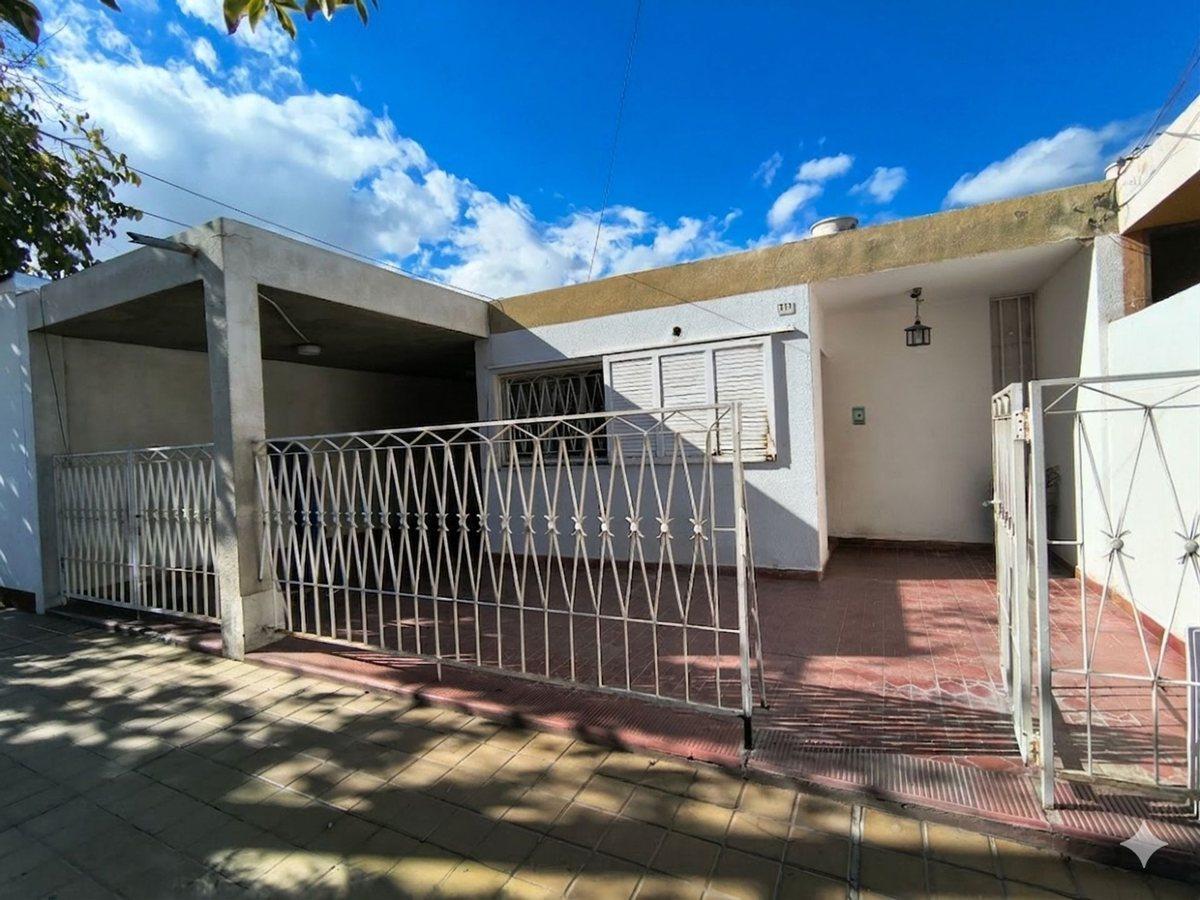 Casa de 3 habitaciones. B° Comercio, Santa Lucia