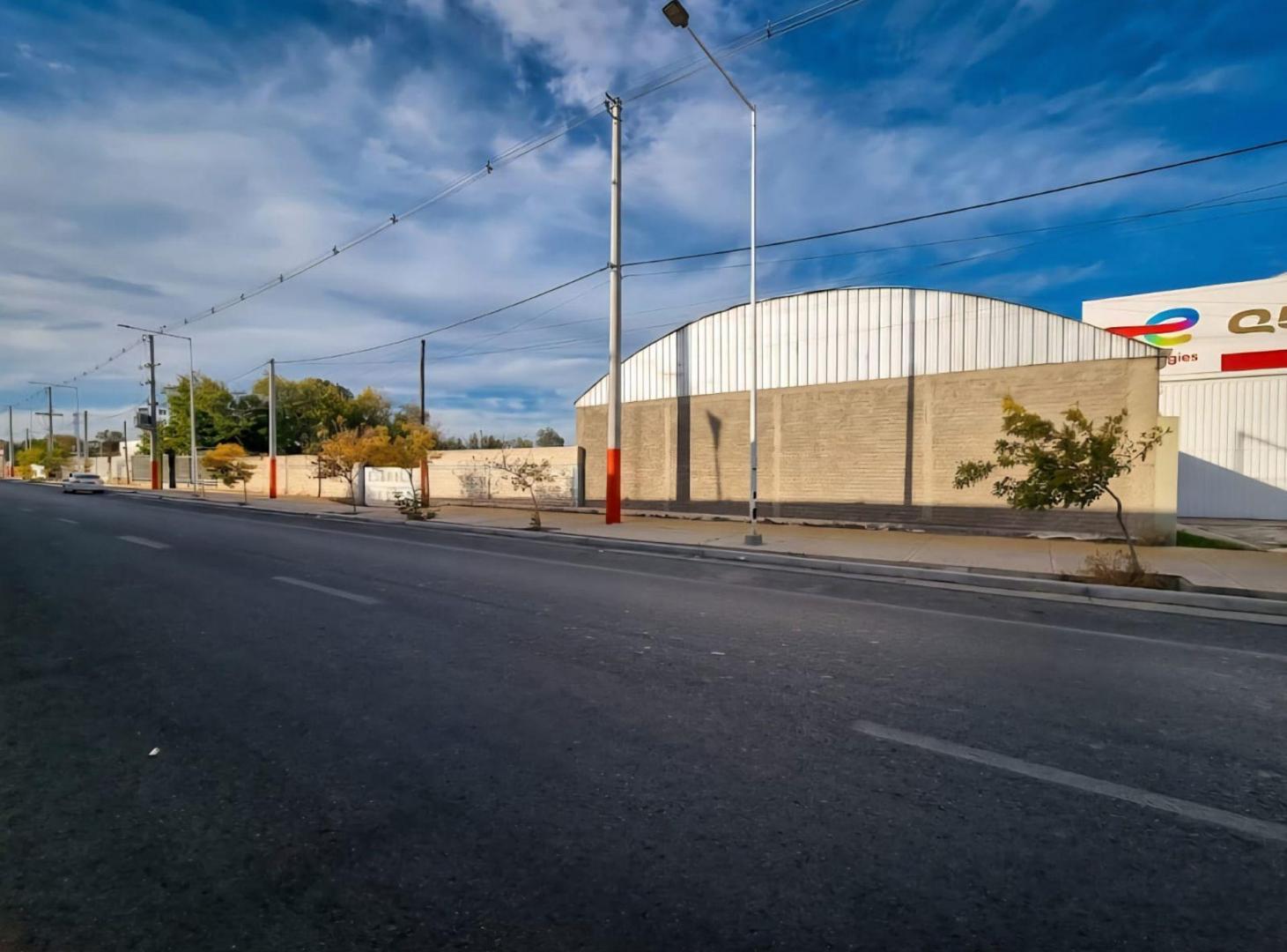 ALQUILER PREDIO INDUSTRIAL CON DOS GALPONES RN 40