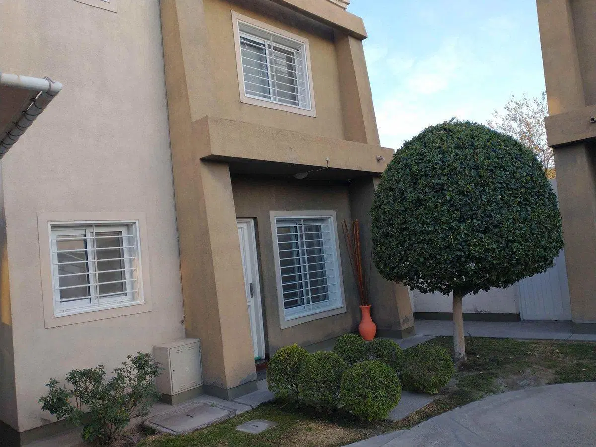 Duplex con tres cocheras y patio. APTA CREDITO 4