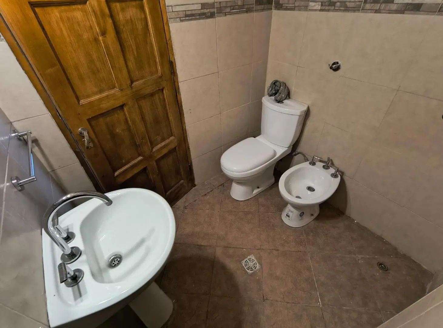 Complejo con Local Comercial, Casa y Departamentos 3