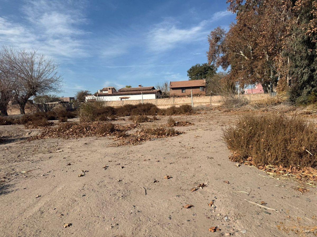 Terreno de 1.100 m2, sobre Libertador, Santa Lucia