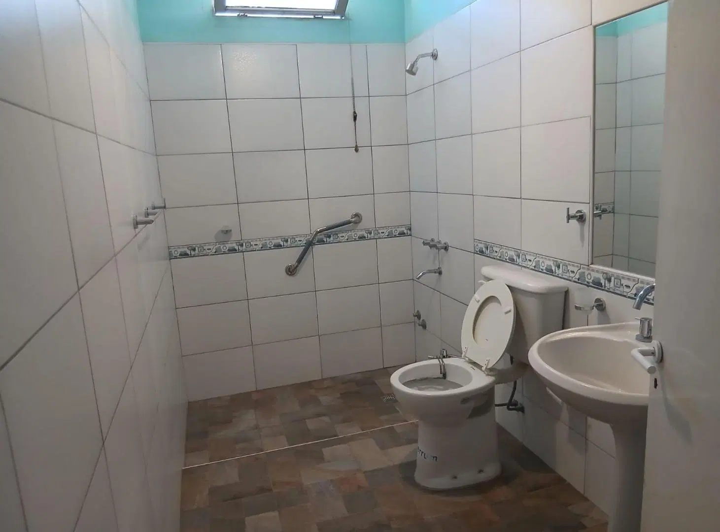 ALQUILER CASA SOBRE AV BENAVIDEZ. CHIMBAS 3