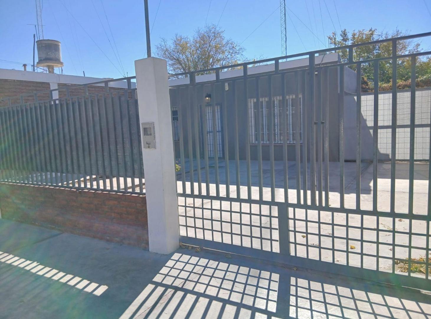 ALQUILER CASA SOBRE AV BENAVIDEZ. CHIMBAS