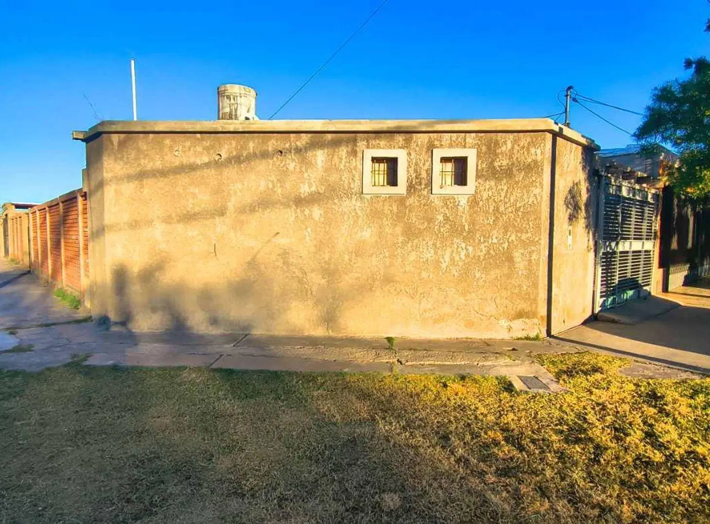 CASA ESQUINA EN RAWSON. 3 DORM. 2 COCHERAS 4