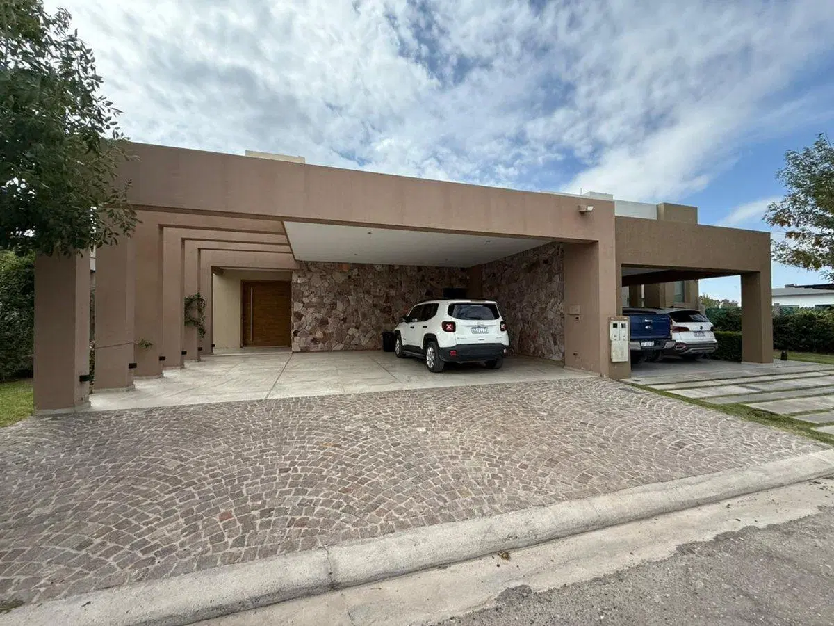 CASA DE CATEGORIA EN BARRIO PRIVADO. RIVADAVIA 4