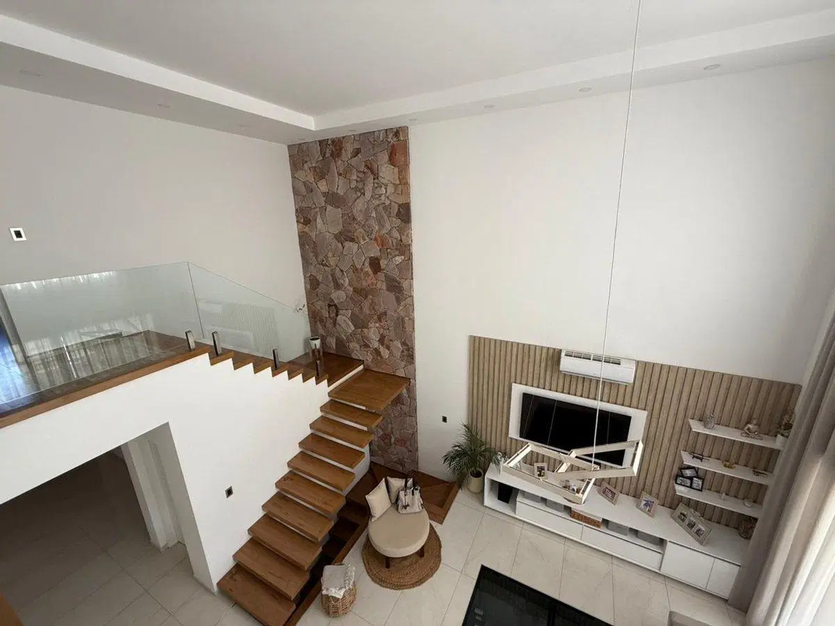 CASA DE CATEGORIA EN BARRIO PRIVADO. RIVADAVIA 2