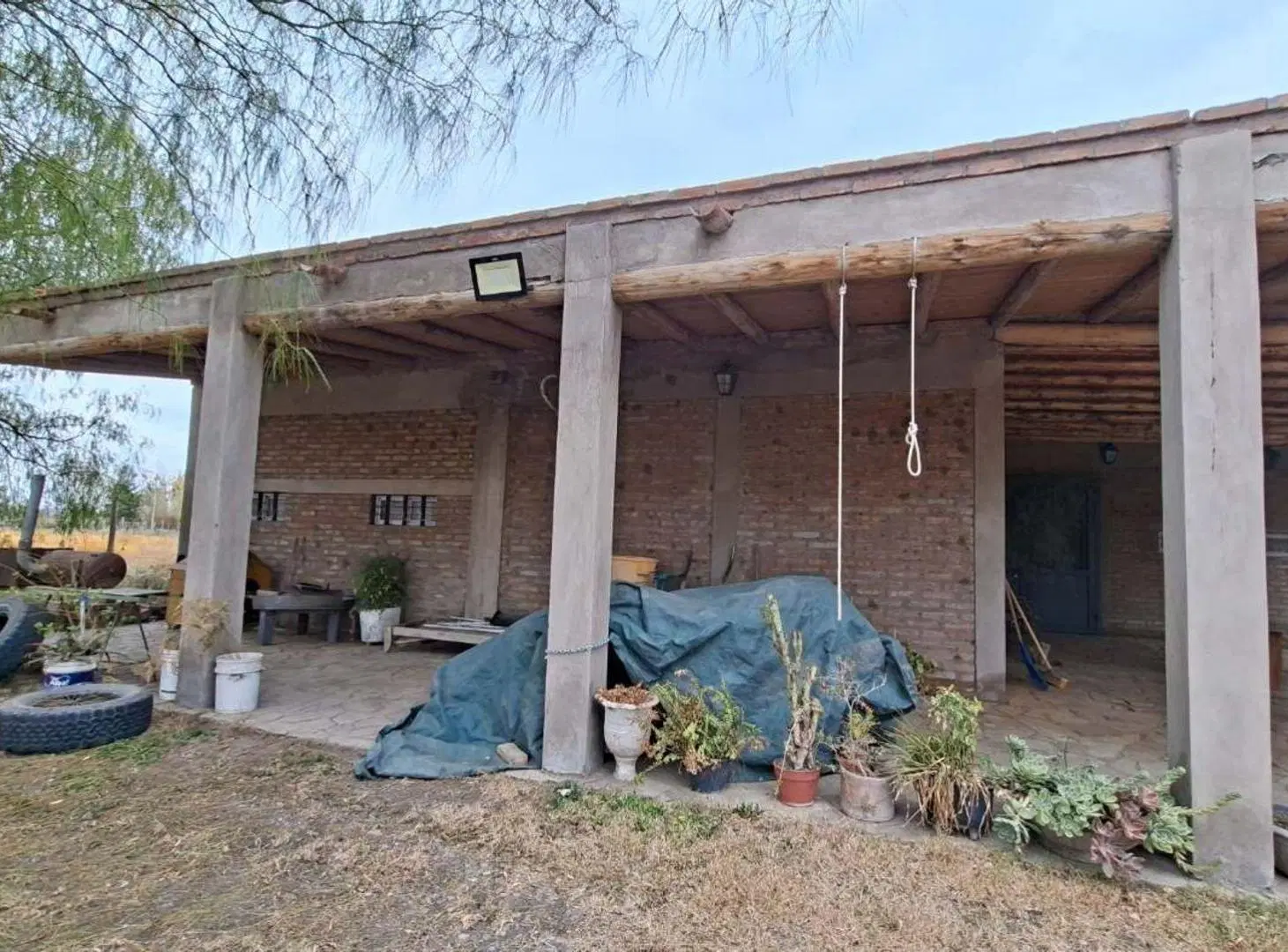 CASA, PISCINA Y QUINCHO EN TERRENO DE 2 HECTAREAS 2