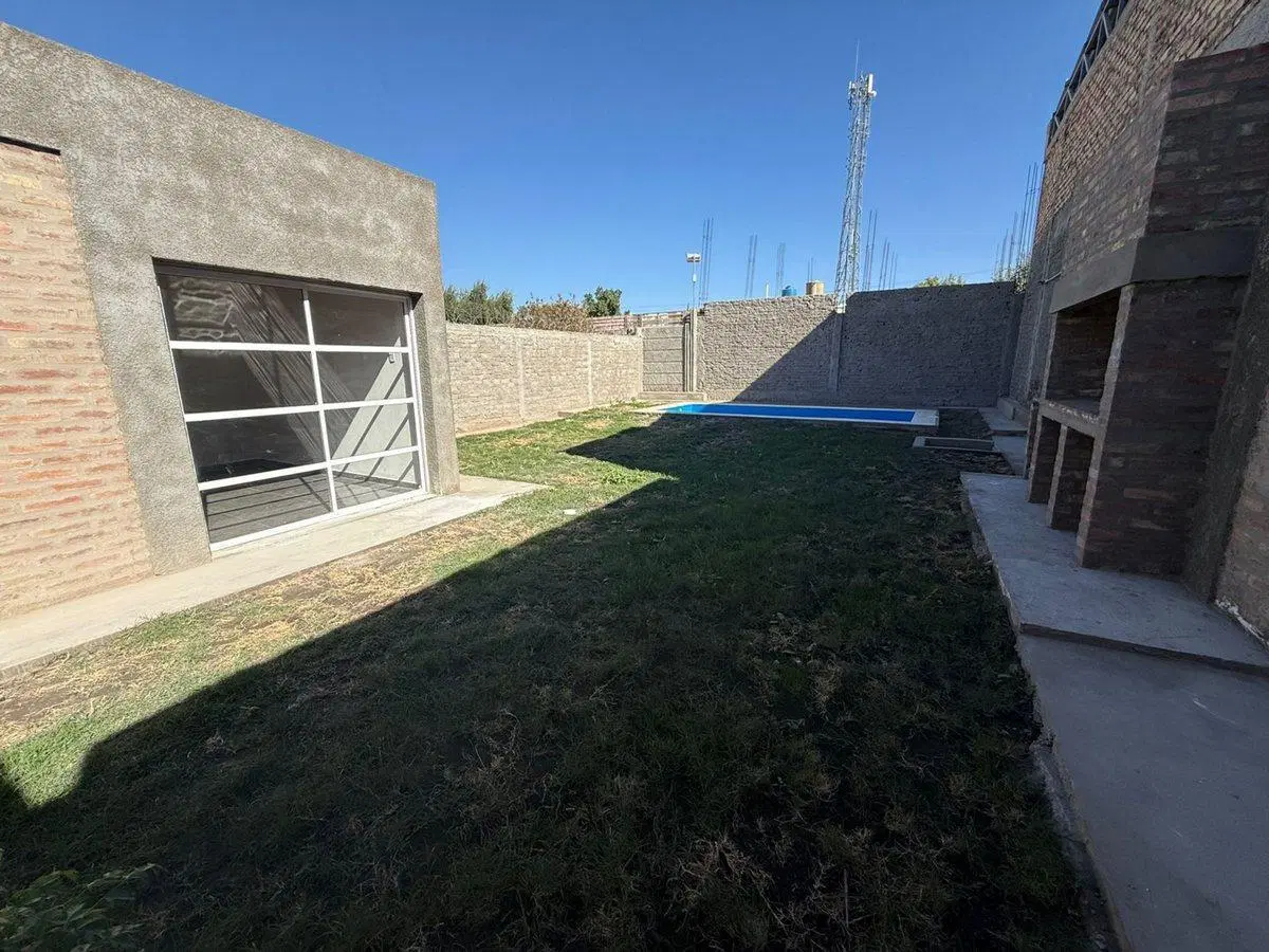 CASA DE 3 HABITACIONES, 2 BAÑOS. CAPITAL 4