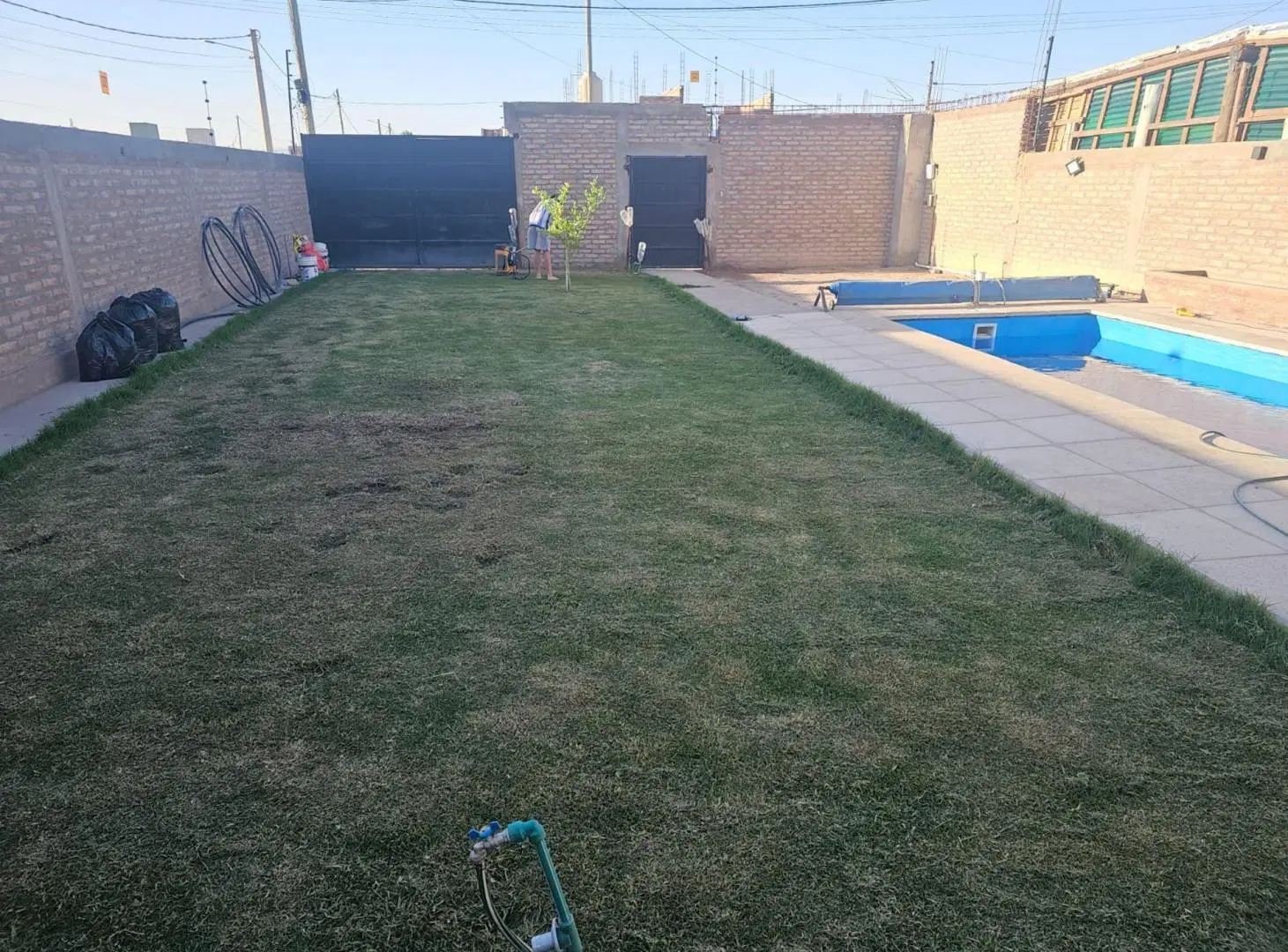 VENTA TERRENO CON PISCINA Y OBRA INICIADA. RAWSON 8
