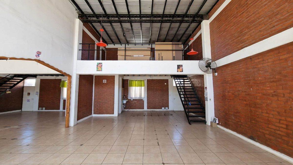 Foto de VENTA LOCAL 2 NIVELES 242 M2 VILLA KRAUSE RAWSON, imagen 3