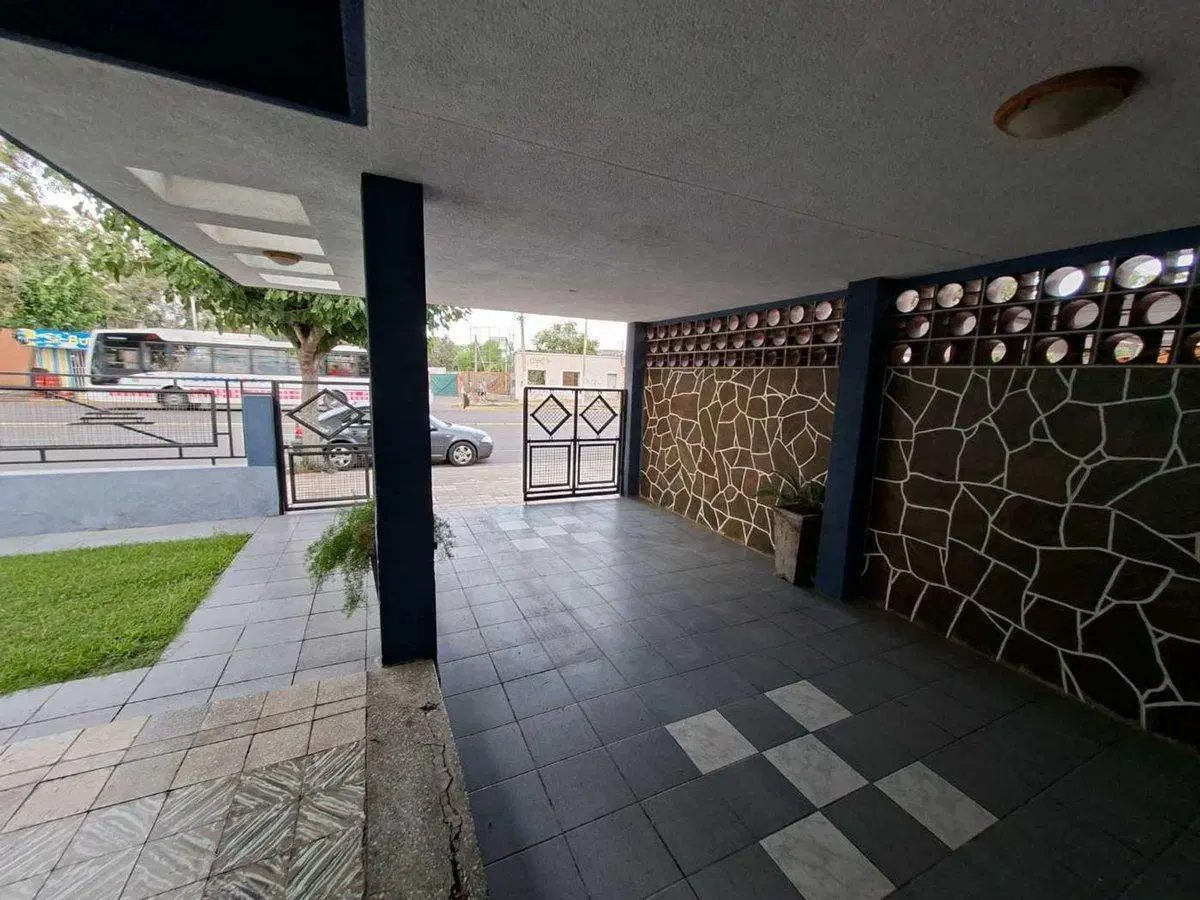 CASA EN AV. LIBERTADOR Y MEGLIOLI. RIVADAVIA 4