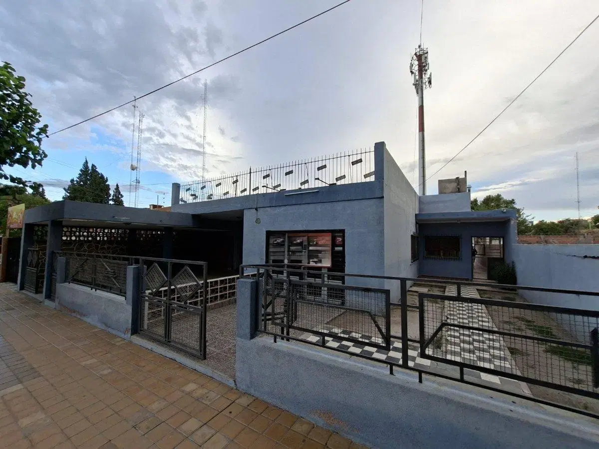 CASA EN AV. LIBERTADOR Y MEGLIOLI. RIVADAVIA 1