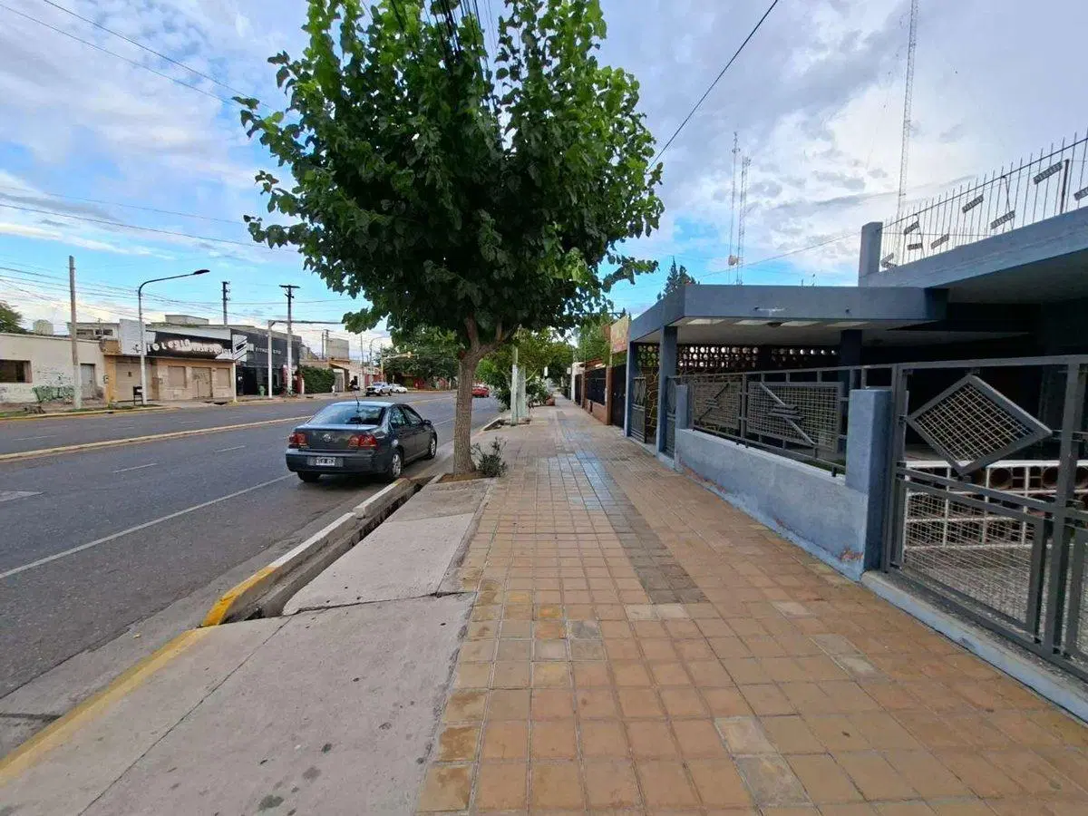 CASA EN AV. LIBERTADOR Y MEGLIOLI. RIVADAVIA 3