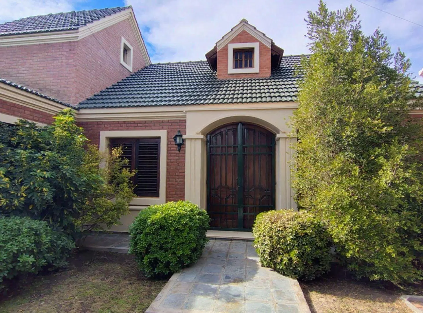 CASA DE DOS PLANTAS. ZONA B° NATANIA VI, RIVADAVIA 3
