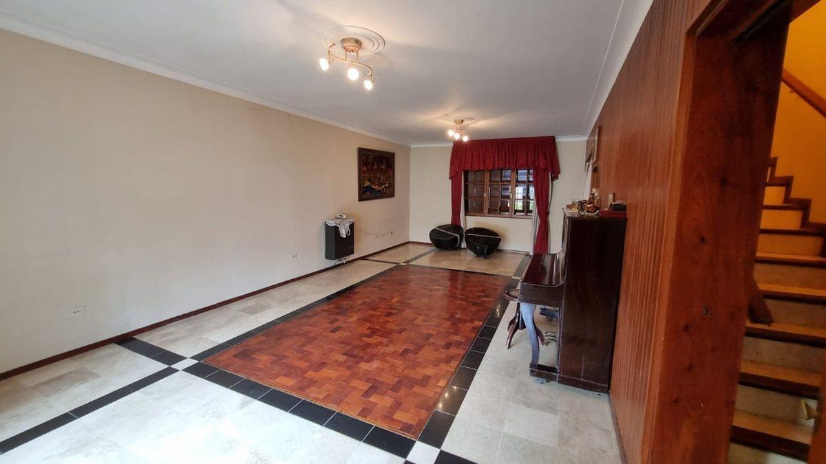 Foto de Casa de dos plantas, mas departamento. Rawson, imagen 5