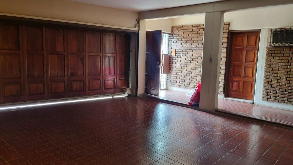 Foto de Casa de dos plantas, mas departamento. Rawson, imagen 3