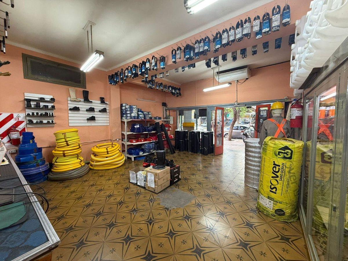 Foto de SALON COMERCIAL MAS GALPON. AV RAWSON, CAPITAL, imagen 4