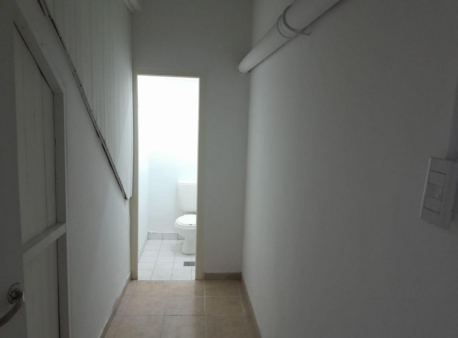 Foto de Local Comercial con Sótano 90m2 Capital, imagen 4
