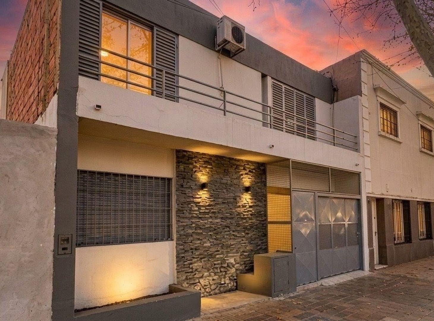 Foto de Casa Céntrica. 3 habitaciones. 2 baños. Capital, imagen 1