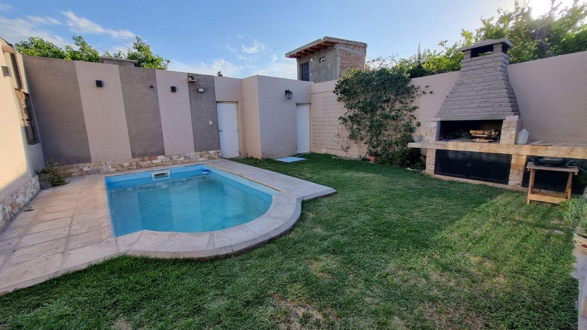 Foto de Casa con pileta. 3 habitaciones. 3 baños. Capital, imagen 4