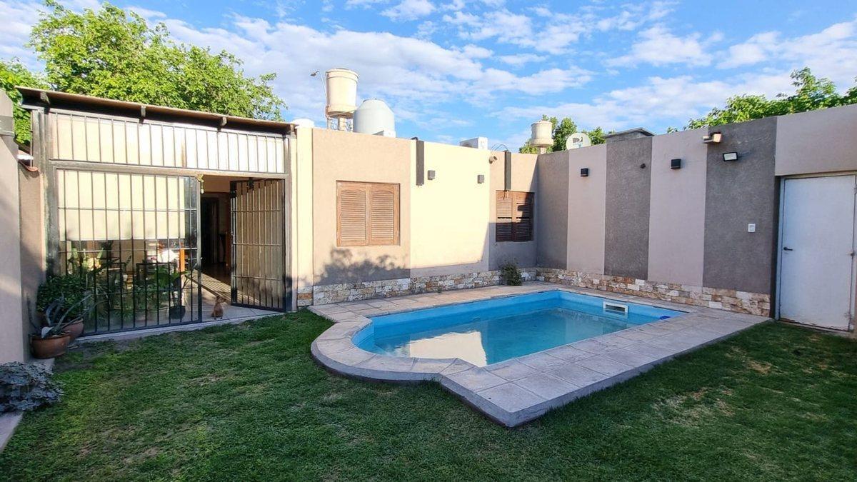 Foto de Casa con pileta. 3 habitaciones. 3 baños. Capital, imagen 1