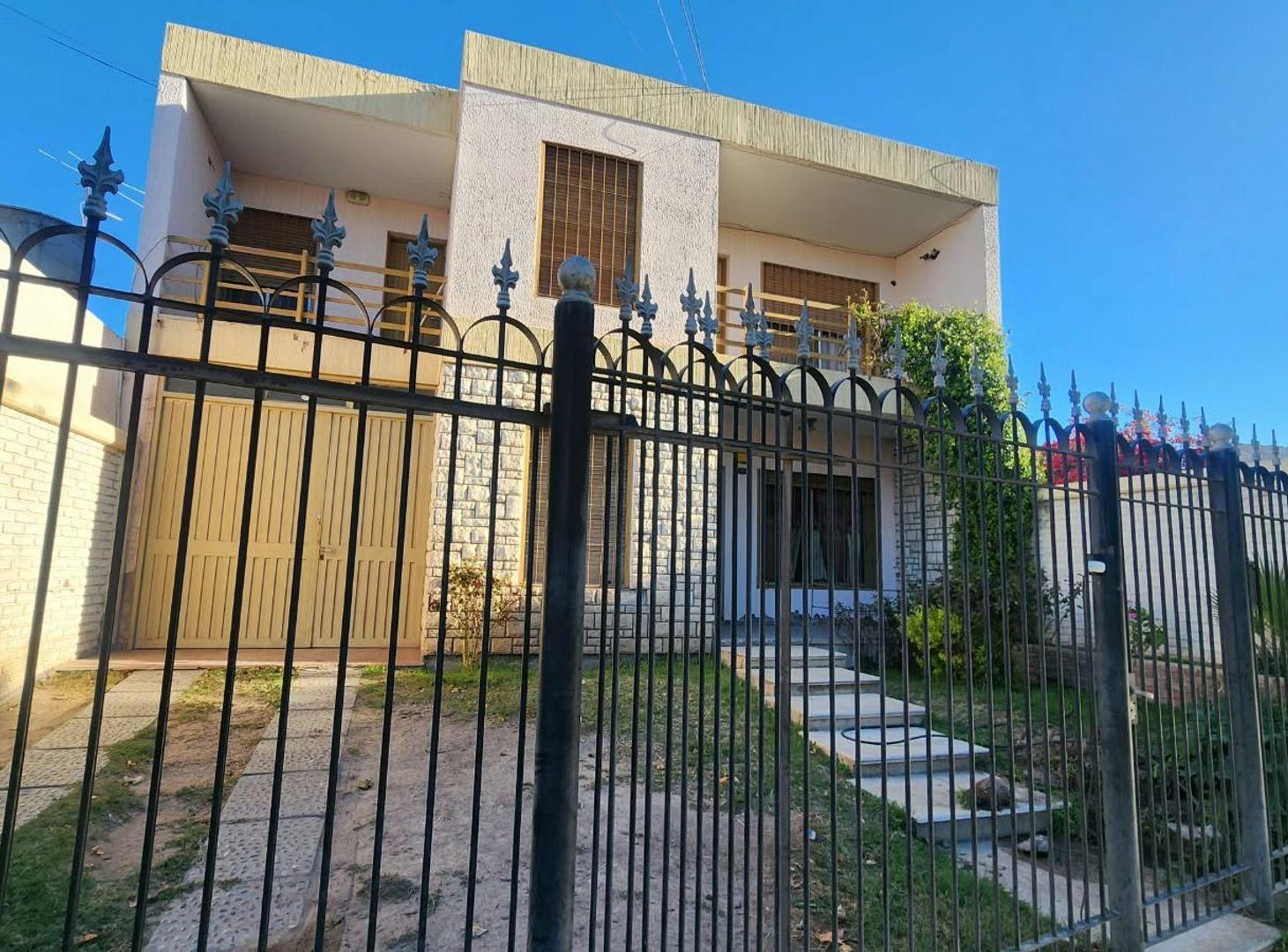 Foto de CASA DE DOS PLANTAS. 4 DORM Y 3 BAÑOS. CAPITAL, imagen 2