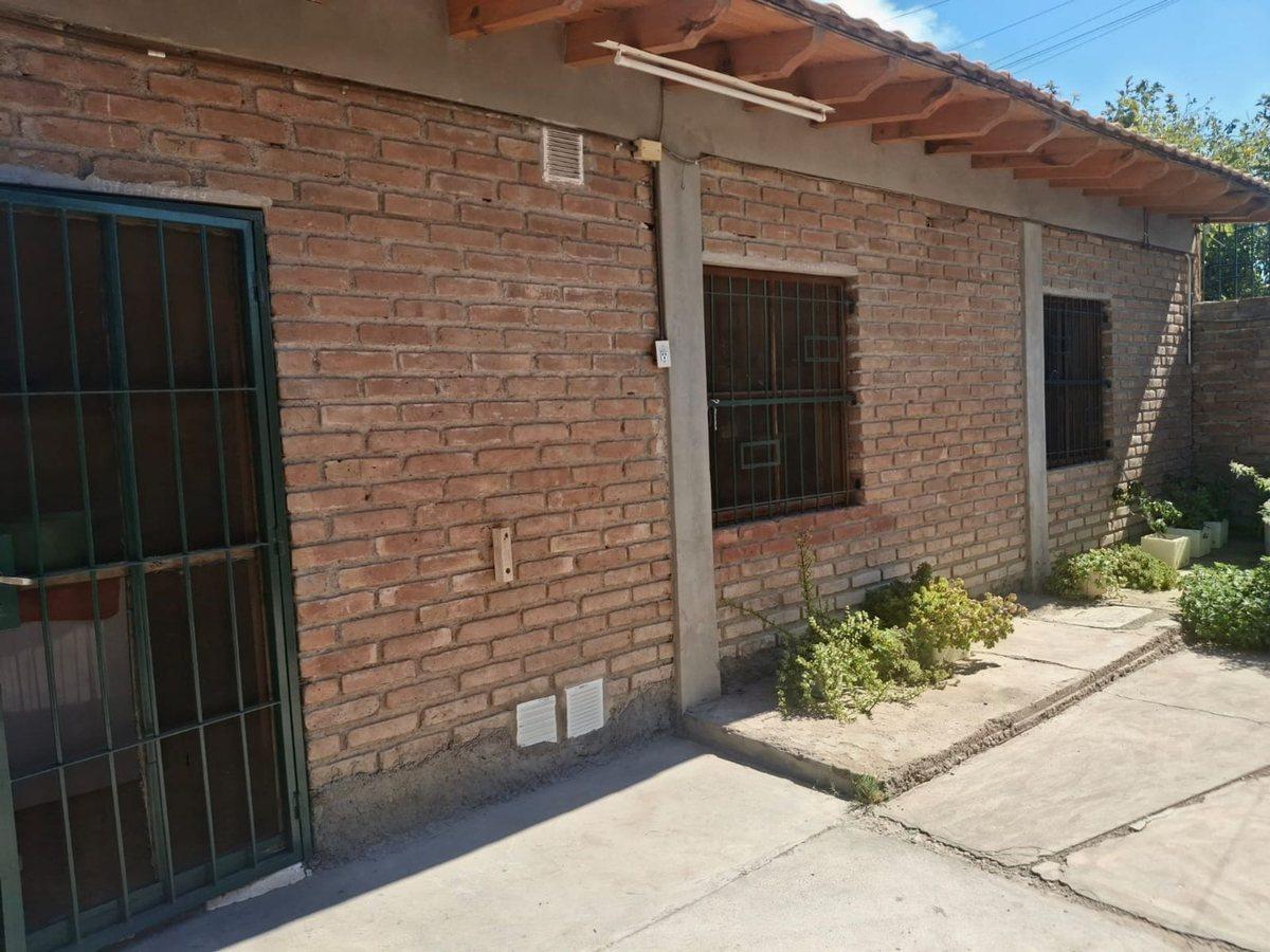 Foto de CASA CON DOS DEPARTAMENTOS. RAWSON, imagen 3