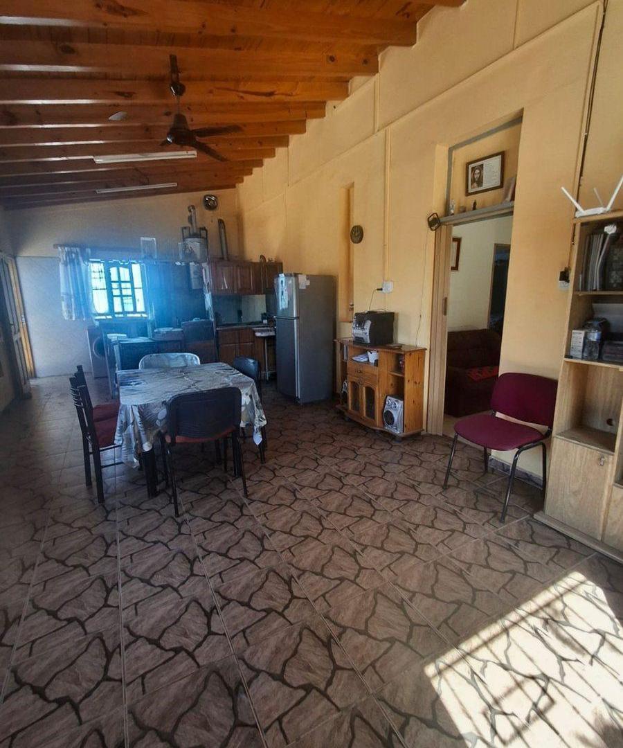 Foto de CASA CON DOS DEPARTAMENTOS. RAWSON, imagen 5