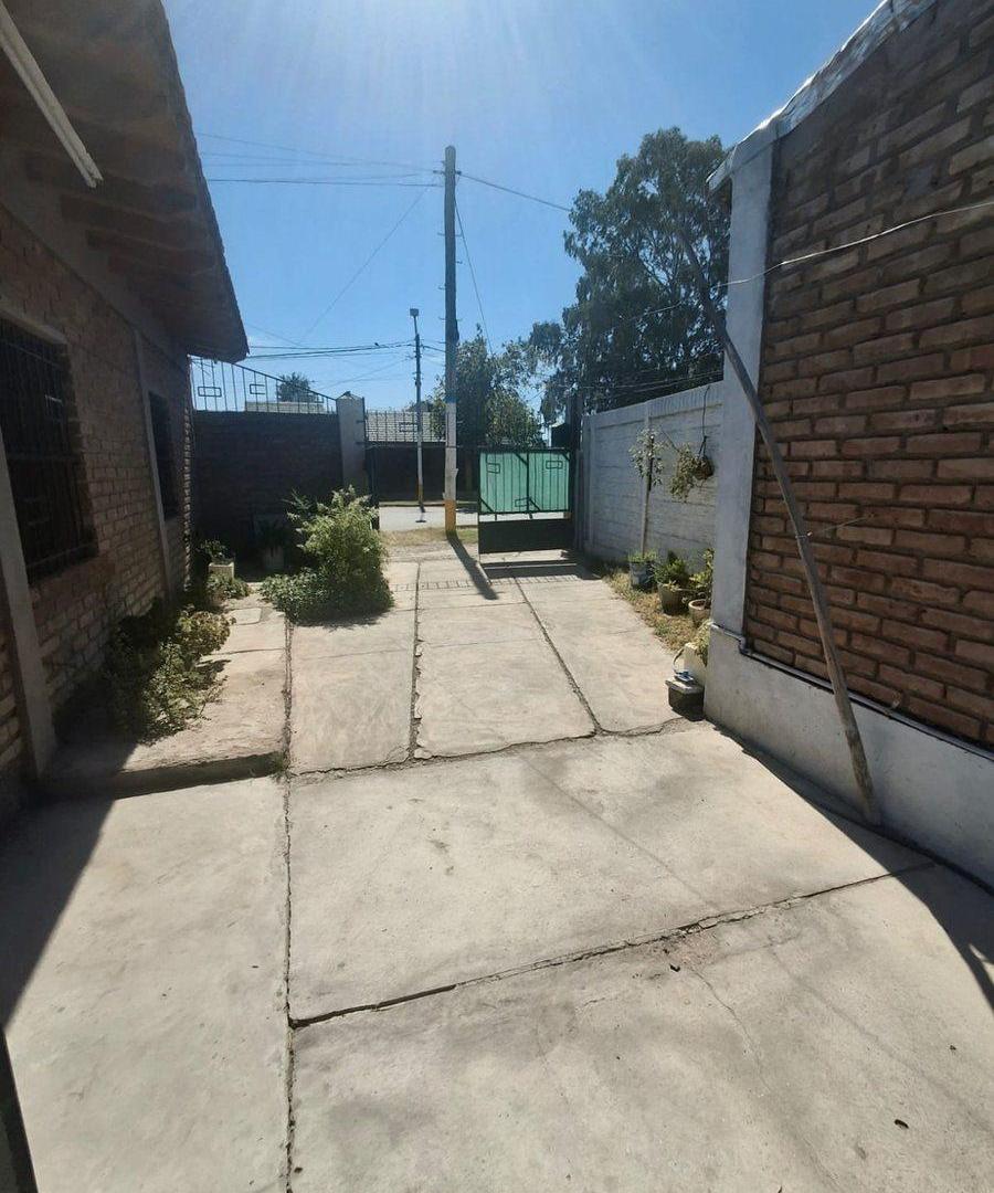 Foto de CASA CON DOS DEPARTAMENTOS. RAWSON, imagen 4