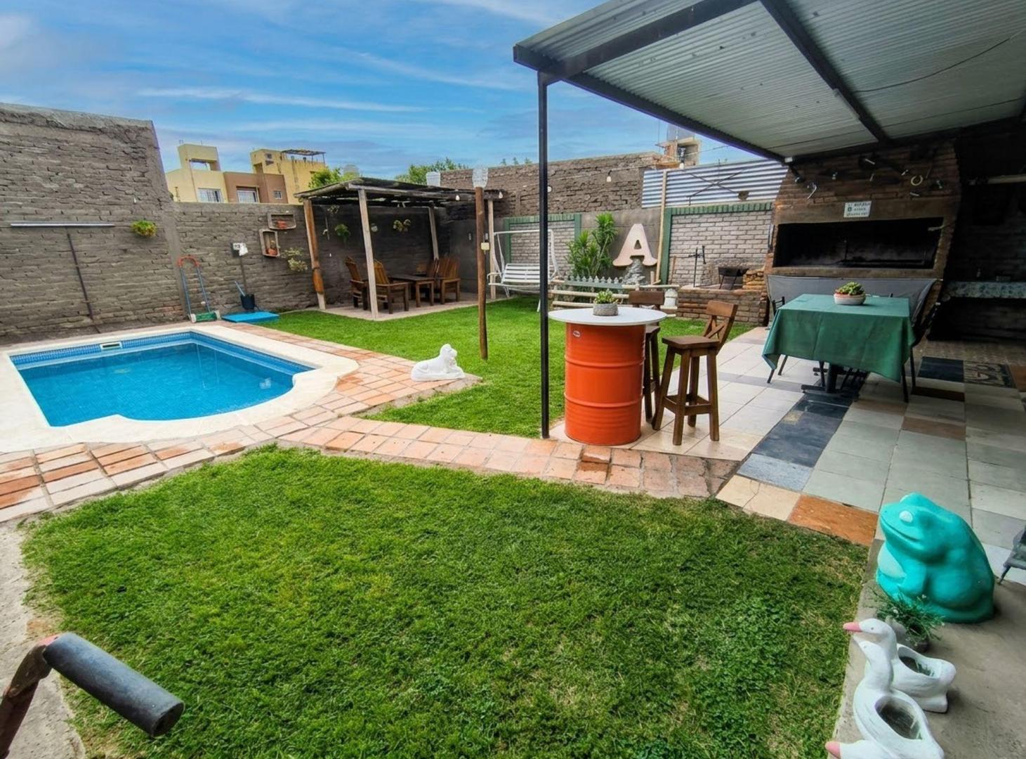 Foto de Casa de 3 dormitorios. Con pileta y cochera.Rawson, imagen 2