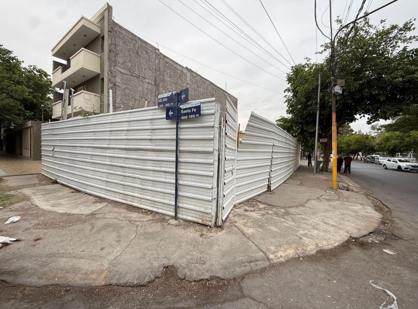 Foto de LOTE ESQUINA FRENTE A LA TERMINAL. 212 M2. CAPITAL, imagen 1