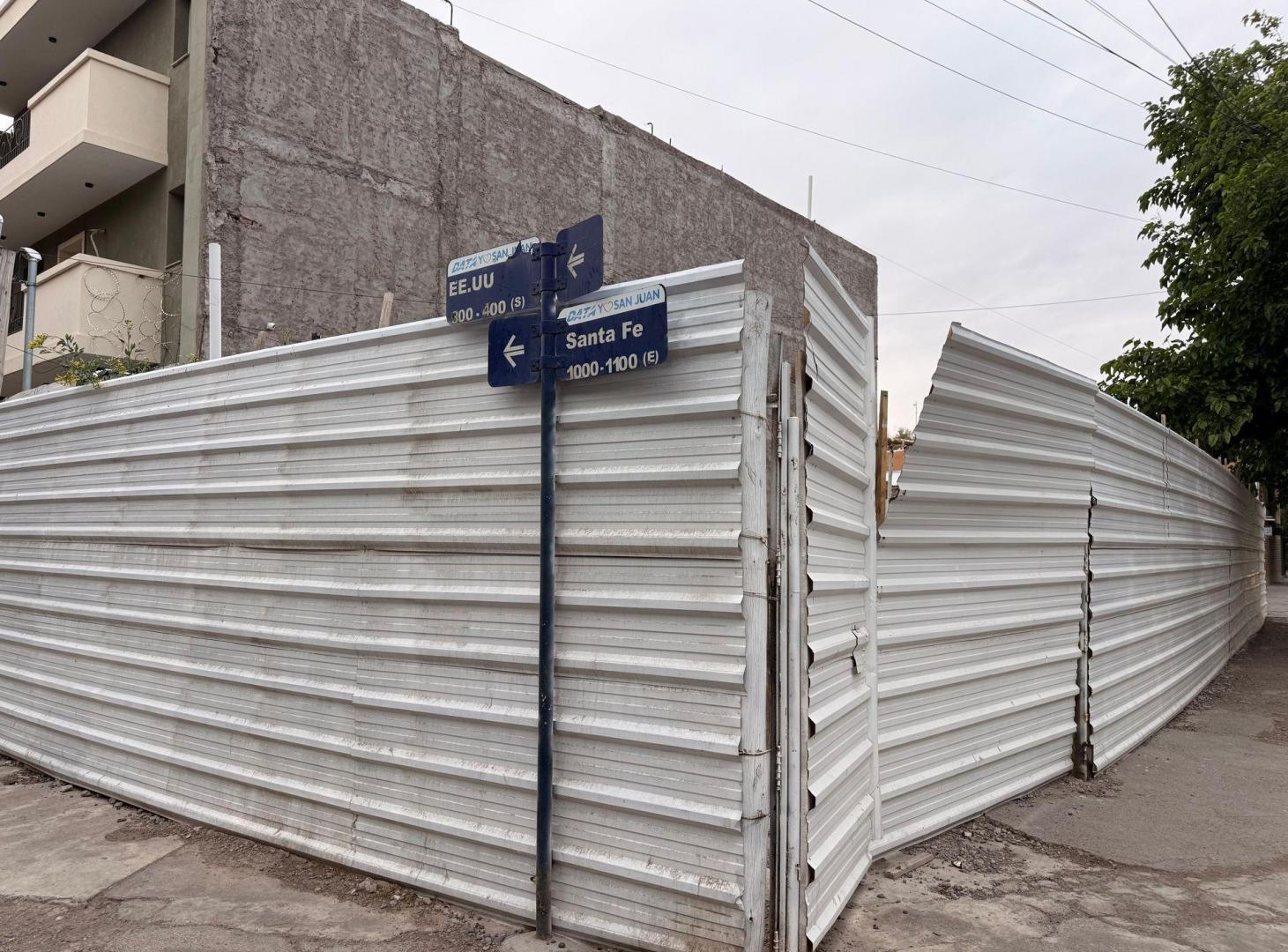Foto de LOTE ESQUINA FRENTE A LA TERMINAL. 212 M2. CAPITAL, imagen 2