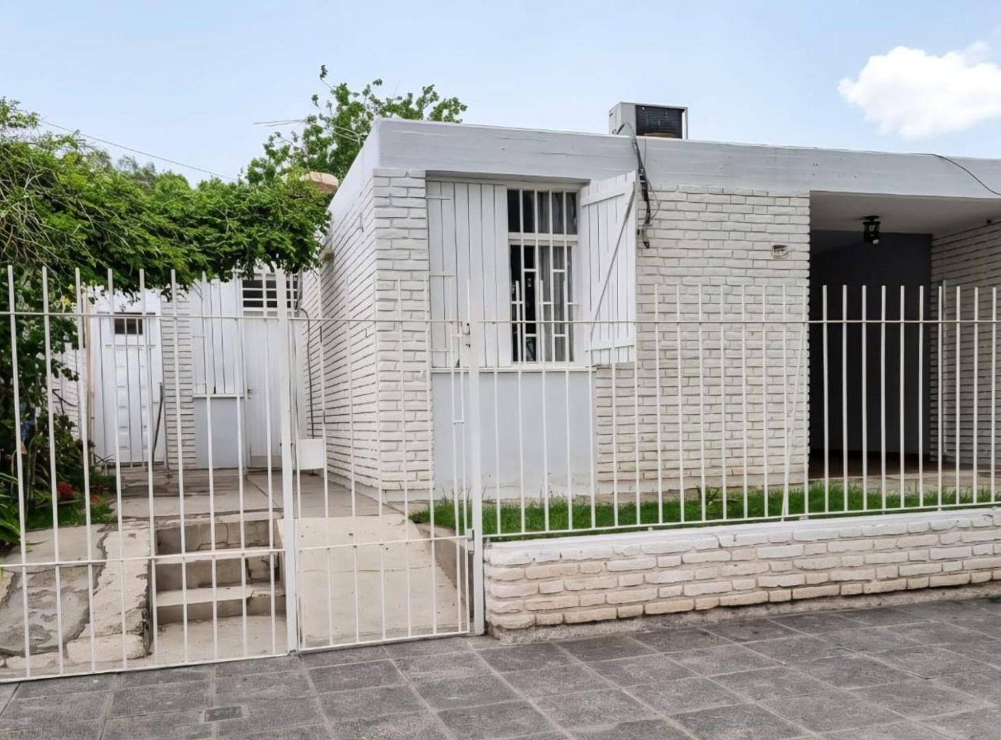 CASA DE 3 HABITACIONES. B° GENDARMERIA. RIVADAVIA