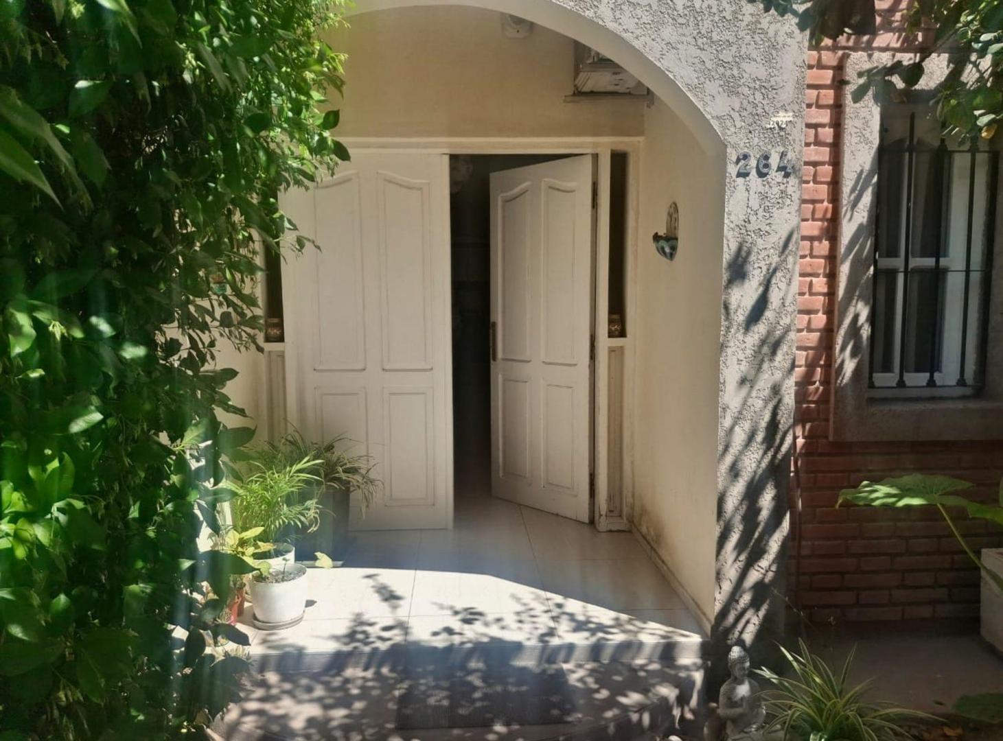 Foto de Casa mas consultorio y departamento. Rivadavia, imagen 5